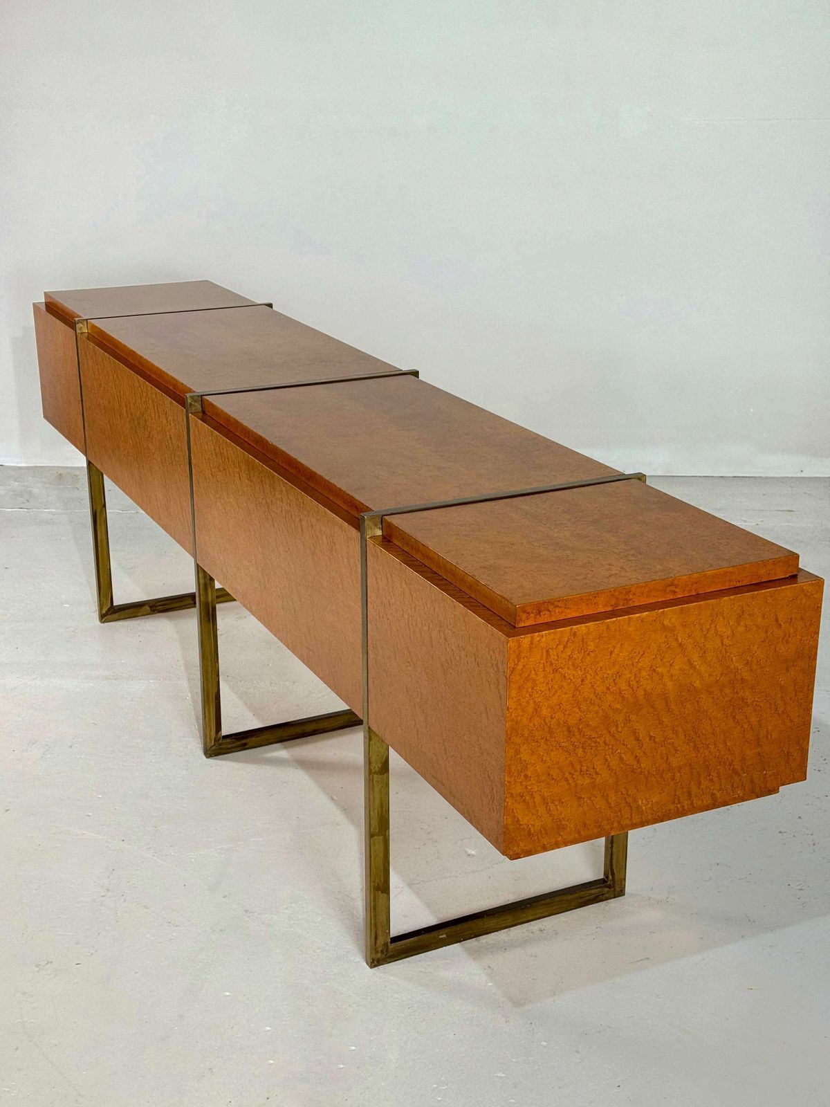 Monumentaal Mid Century Dressoir In Wortelhout En Messing photo furniture