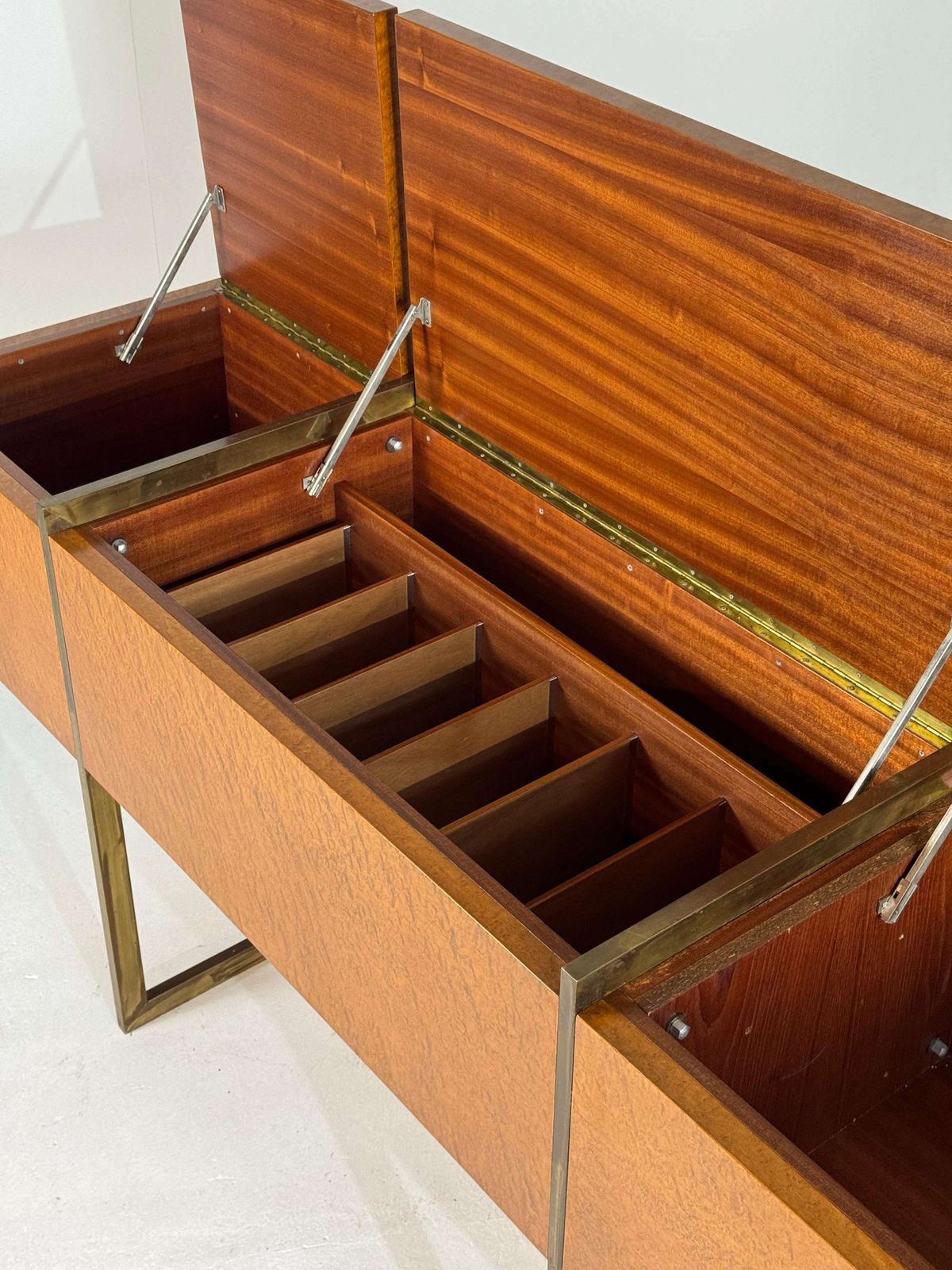 Monumentaal Mid Century Dressoir In Wortelhout En Messing photo vinterior