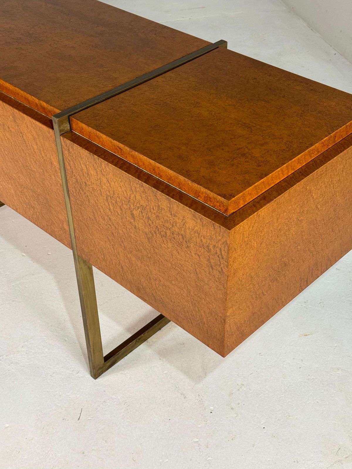 Monumentaal Mid Century Dressoir In Wortelhout En Messing photo vintage