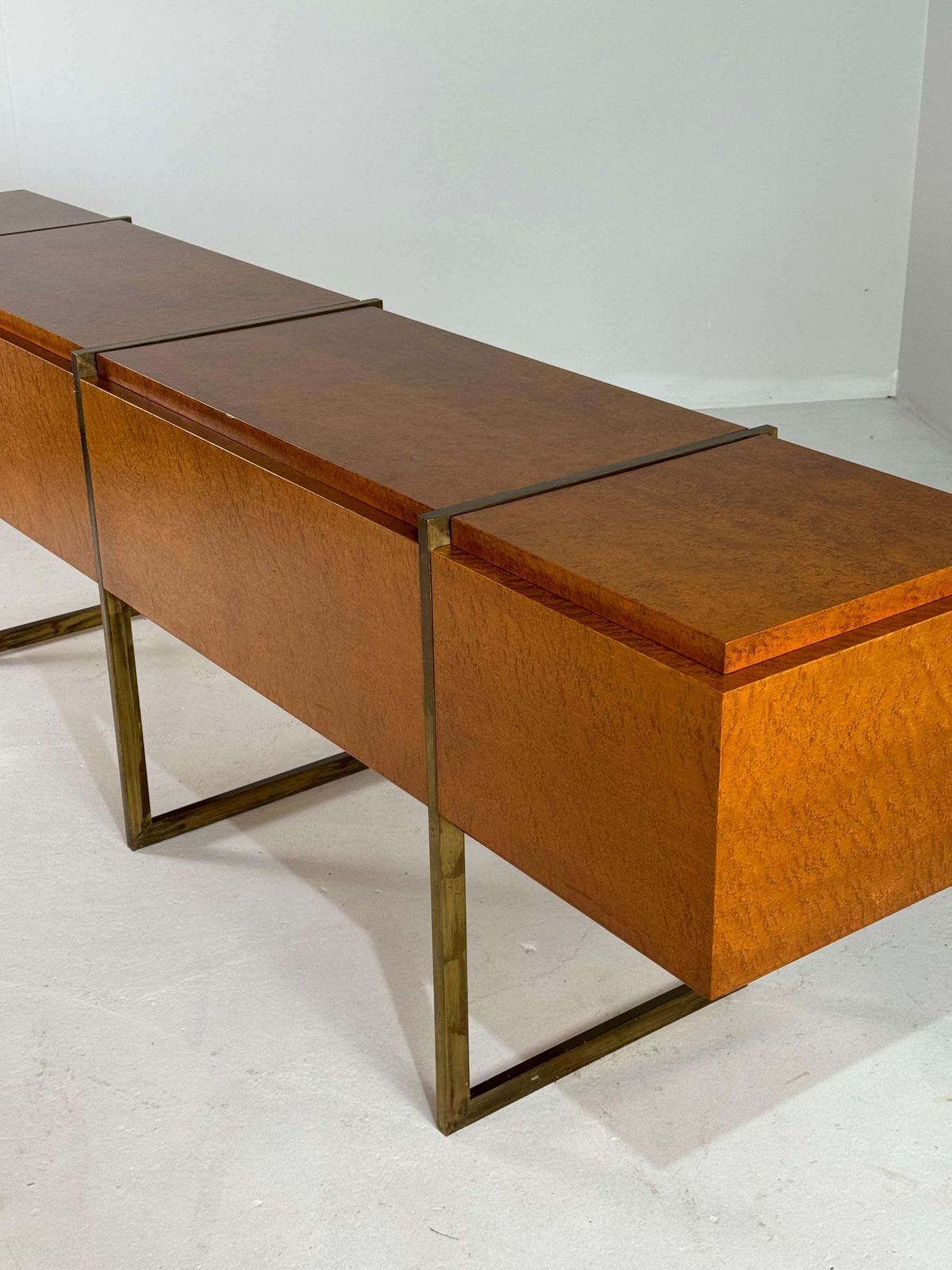 photo furniture Monumentaal Mid Century Dressoir In Wortelhout En Messing
