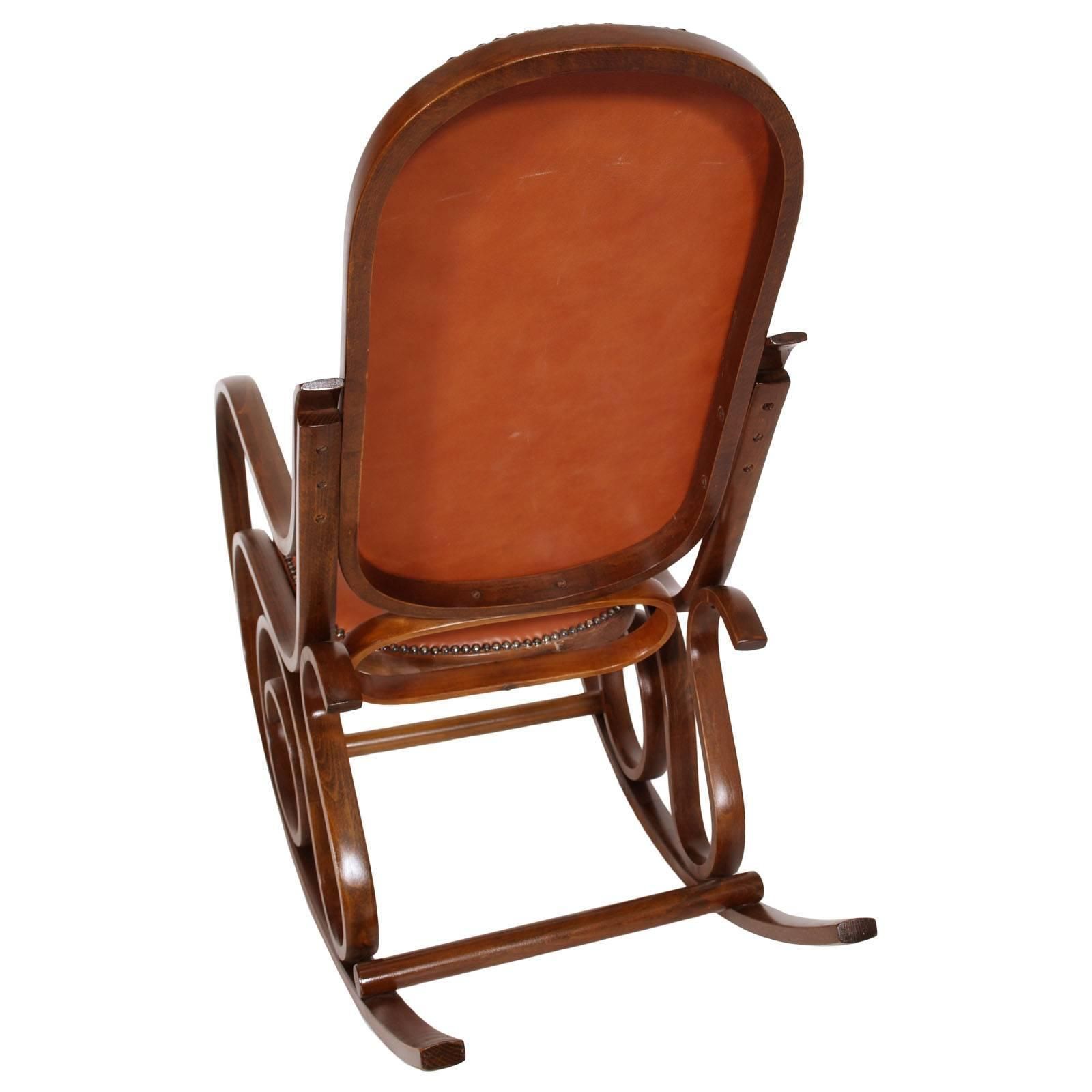 Early 20th Century Art Nouveau Thonet Rocking Chair In Steam Bent Beechwood photo for sale