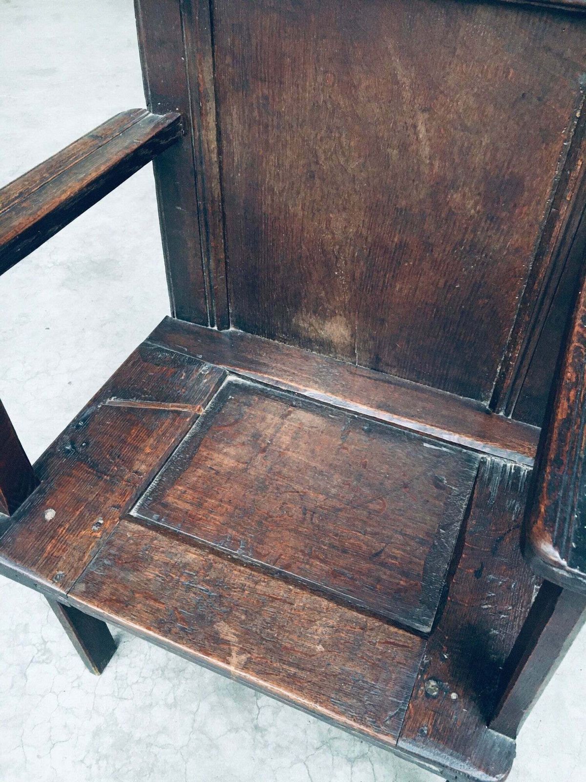photo vinterior 19e Eeuwse Primitieve Folk Art Handgemaakte Fauteuil