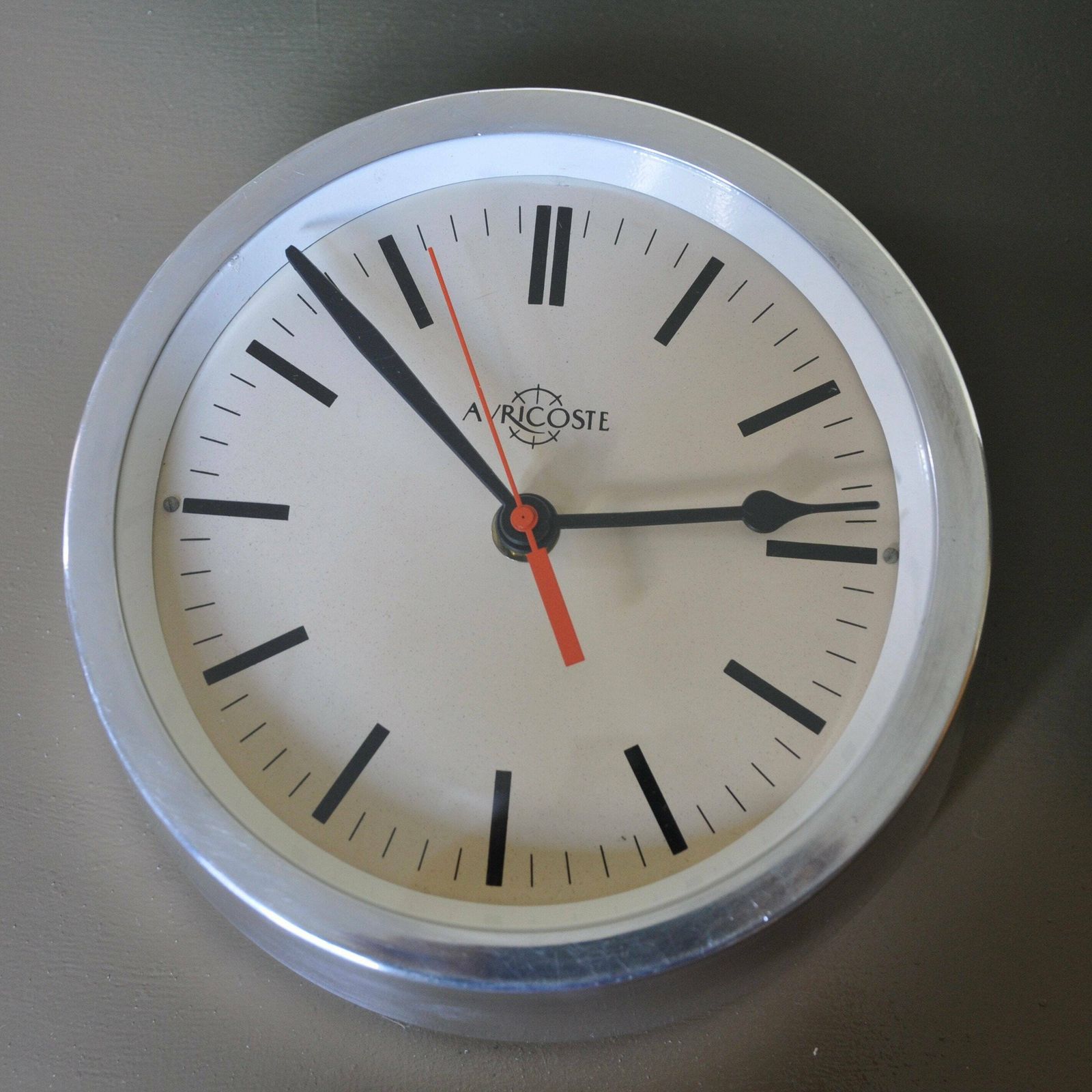 Auricoste Wall Clock In Shiny Aluminium, Last Century, Quartz Battery Mechanism photo vinterior
