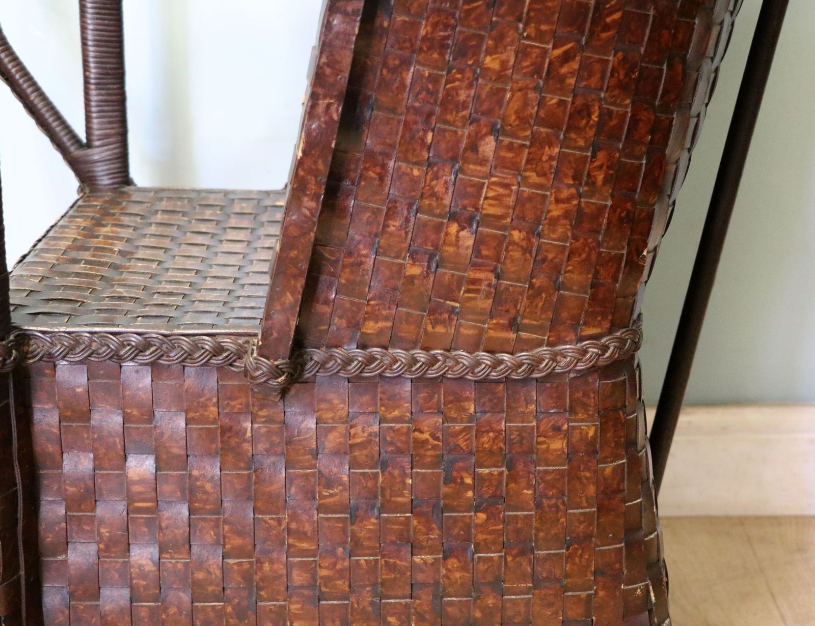 photo vintage A Wonderful, Vintage High Back Patent Ply Fibre Armchair.