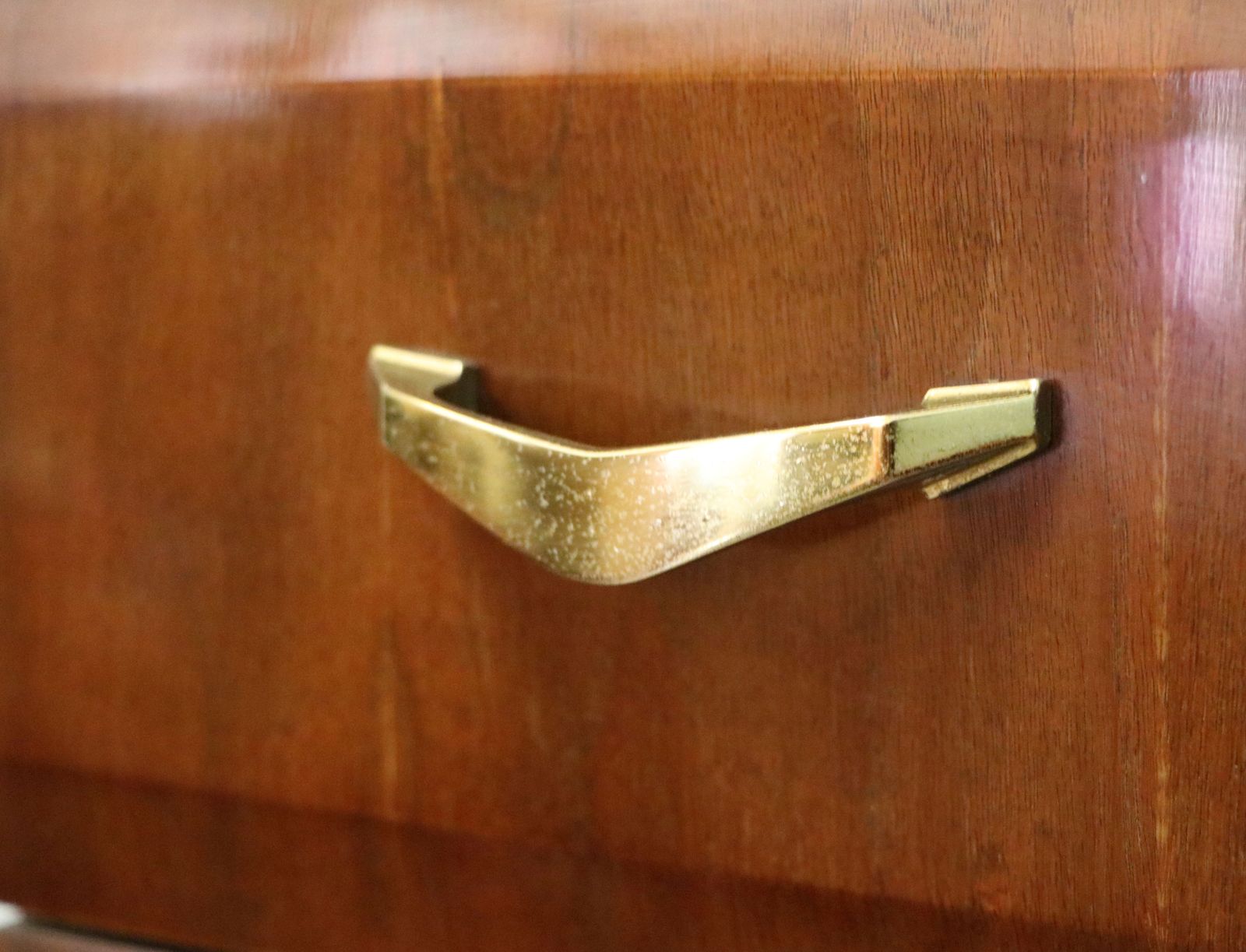photo vinterior A Lovely Mid Century Bedroom Chest Of Drawers With Walnut Veneer And High Gloss Finish.