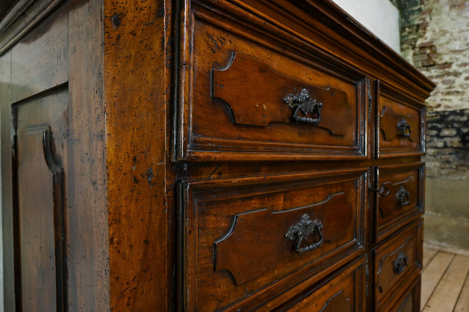 photo vinterior A Majestic 18th Century North Italian Walnut Commode From The Lombardi Region