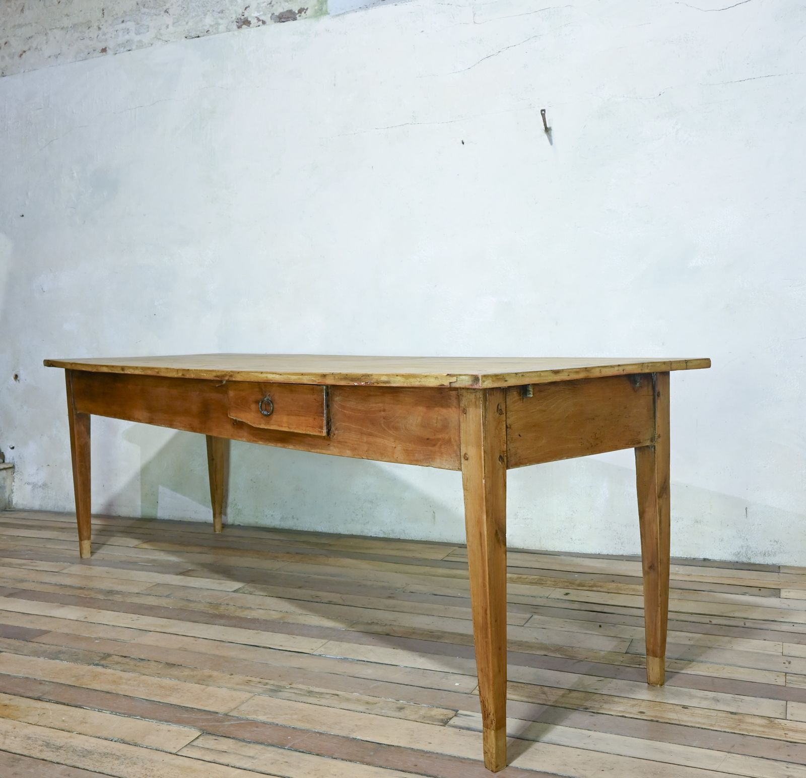 photo vintage A Large 19th Century French Fruitwood Farmhouse Table