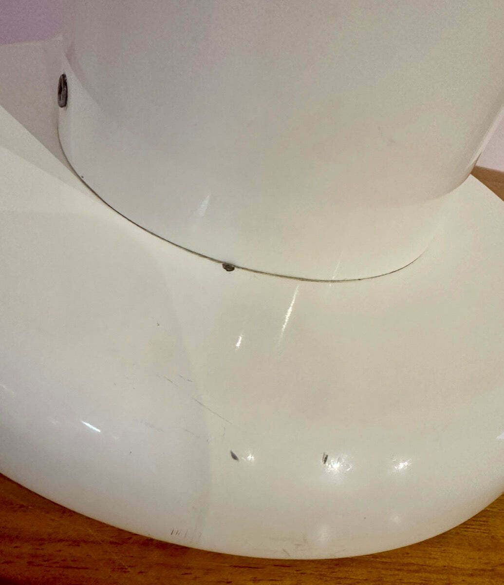 photo vintage 1970s Italian Guzzini White Lacquered Metal Table Lamp