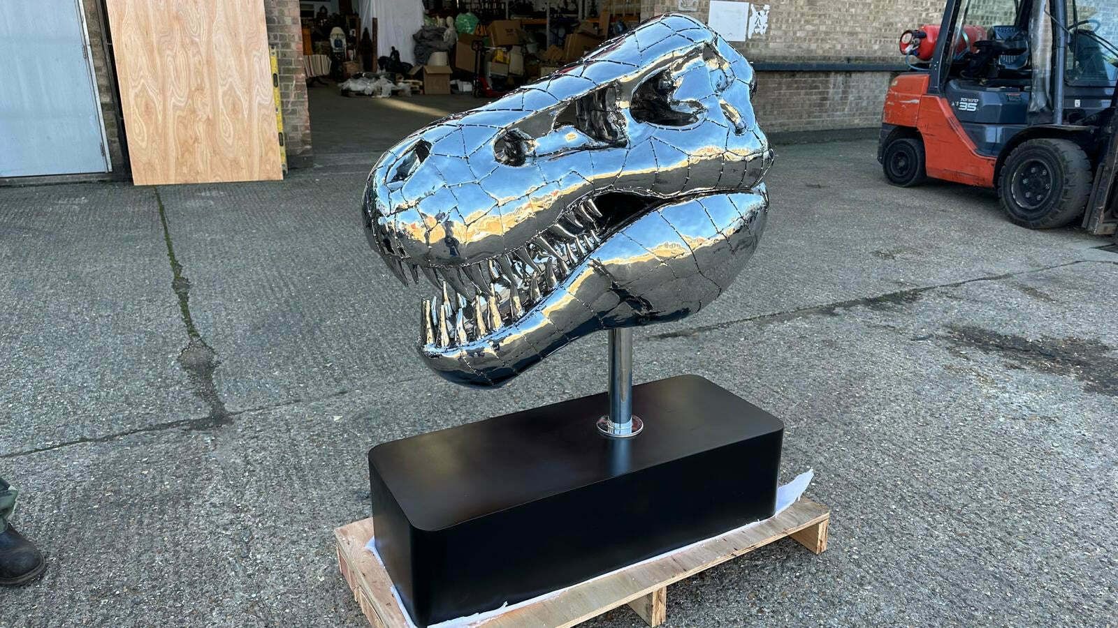 “Art Paris” Sculpture, One Of A Kind, T Rex Skull photo vinterior