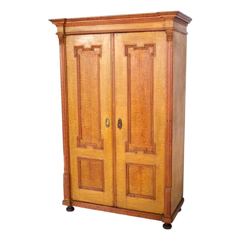 Antieke Oostenrijkse neoklassieke kledingkast in massief hout met gelakt houtimitatie-fineer photo furniture