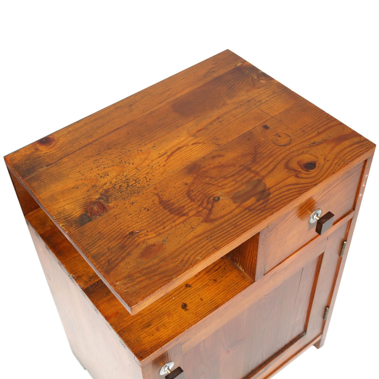 Landelijk nachtkastje – art deco – massief lariks, nagezien en opgeknapt, bijgewerkt met waspoets photo furniture