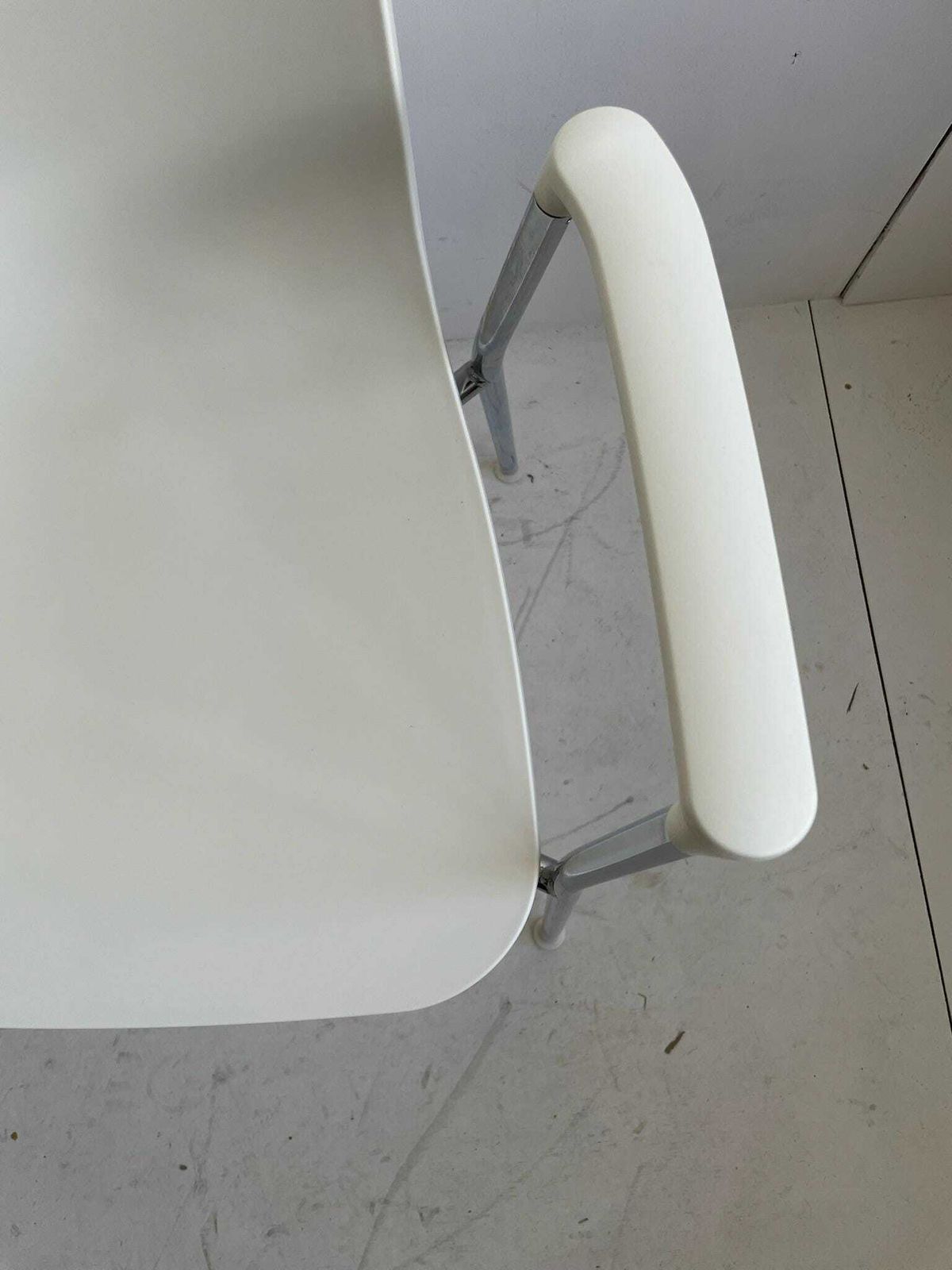 photo furniture Hal Tube White Office Chair By Jasper Morrison For Vitra With Black Flip Table