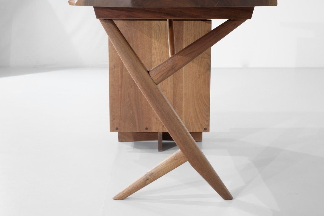 photo vinterior Desk " Conoid " By George Nakashima, USA 1970s
