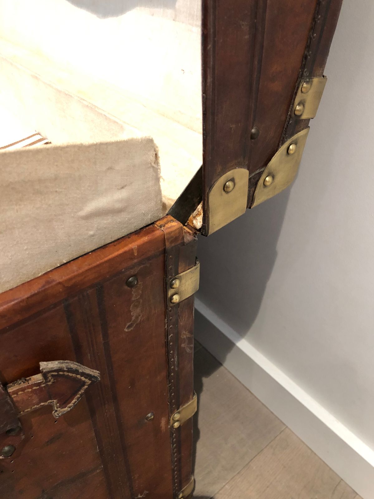 photo vinterior Domed Travel Trunk In Leather, Wood And Brass