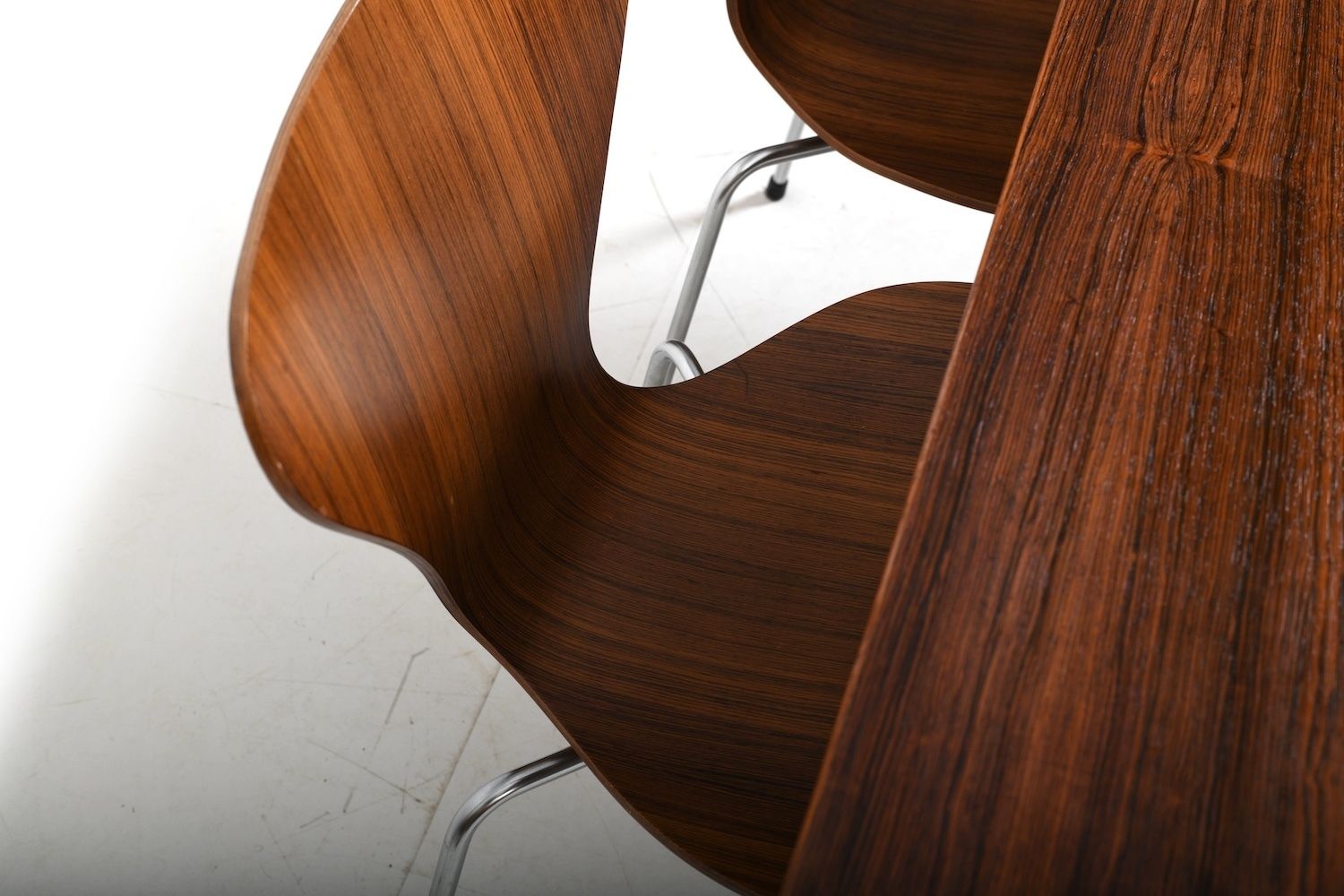 photo furniture Arne Jacobsen Shaker Table And Series 7 Chairs 1960s