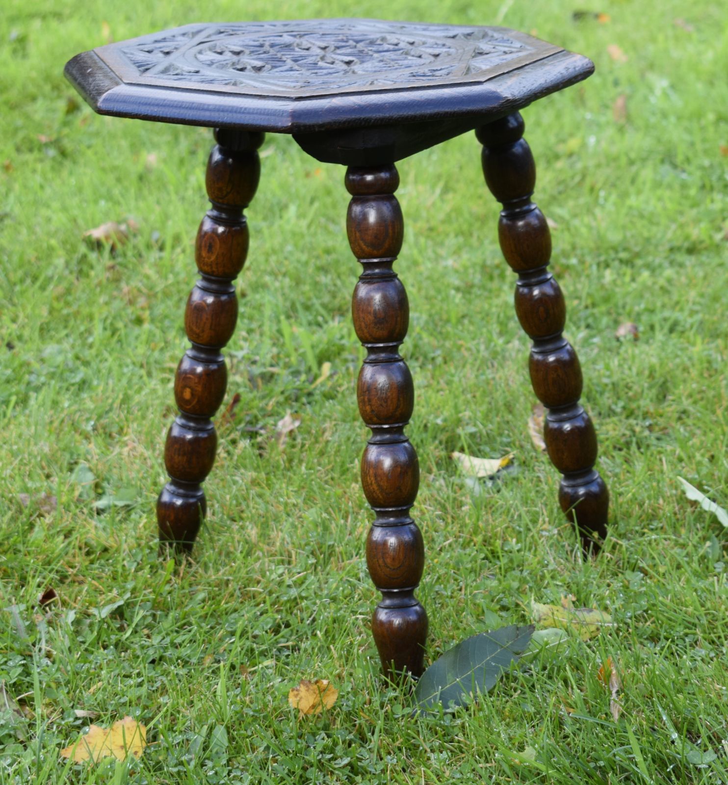 photo furniture Octagonal Bobbin Turned Table, 1900s