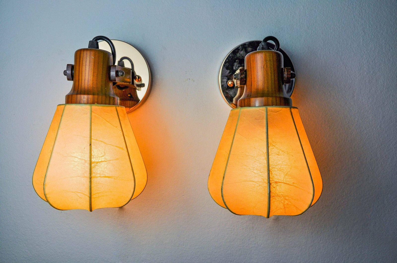 Pair Of Articulated "Cocoon" Wall Lights In Resin And Pine, Italy, 1970 photo 1350.0