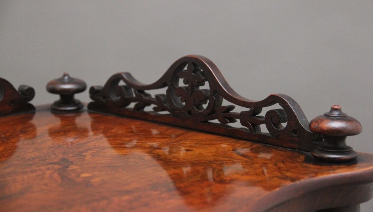 photo vinterior 19th Century Burr Walnut Whatnot