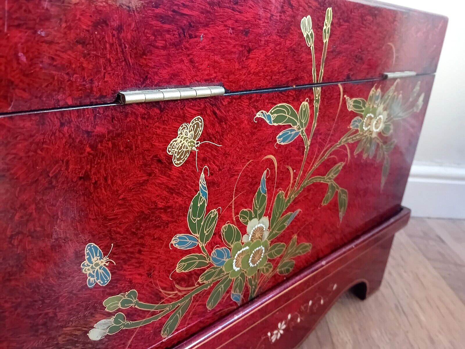 photo vinterior Beautiful Mid Century Chinese Lacquered Wood Chest With Removable Stand