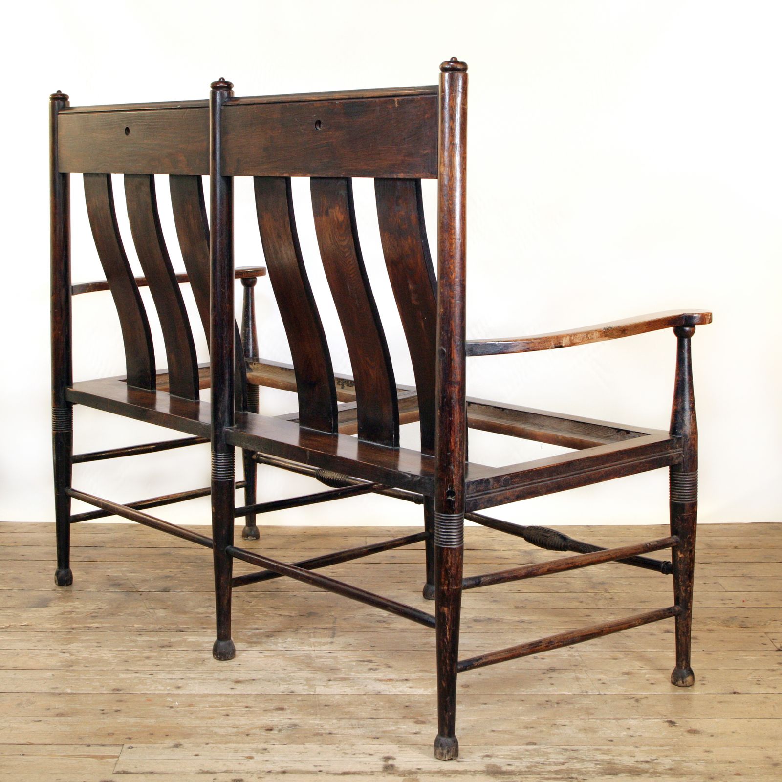 A Rare George Walton Settle By William Birch For Liberty & Co.. photo vinterior