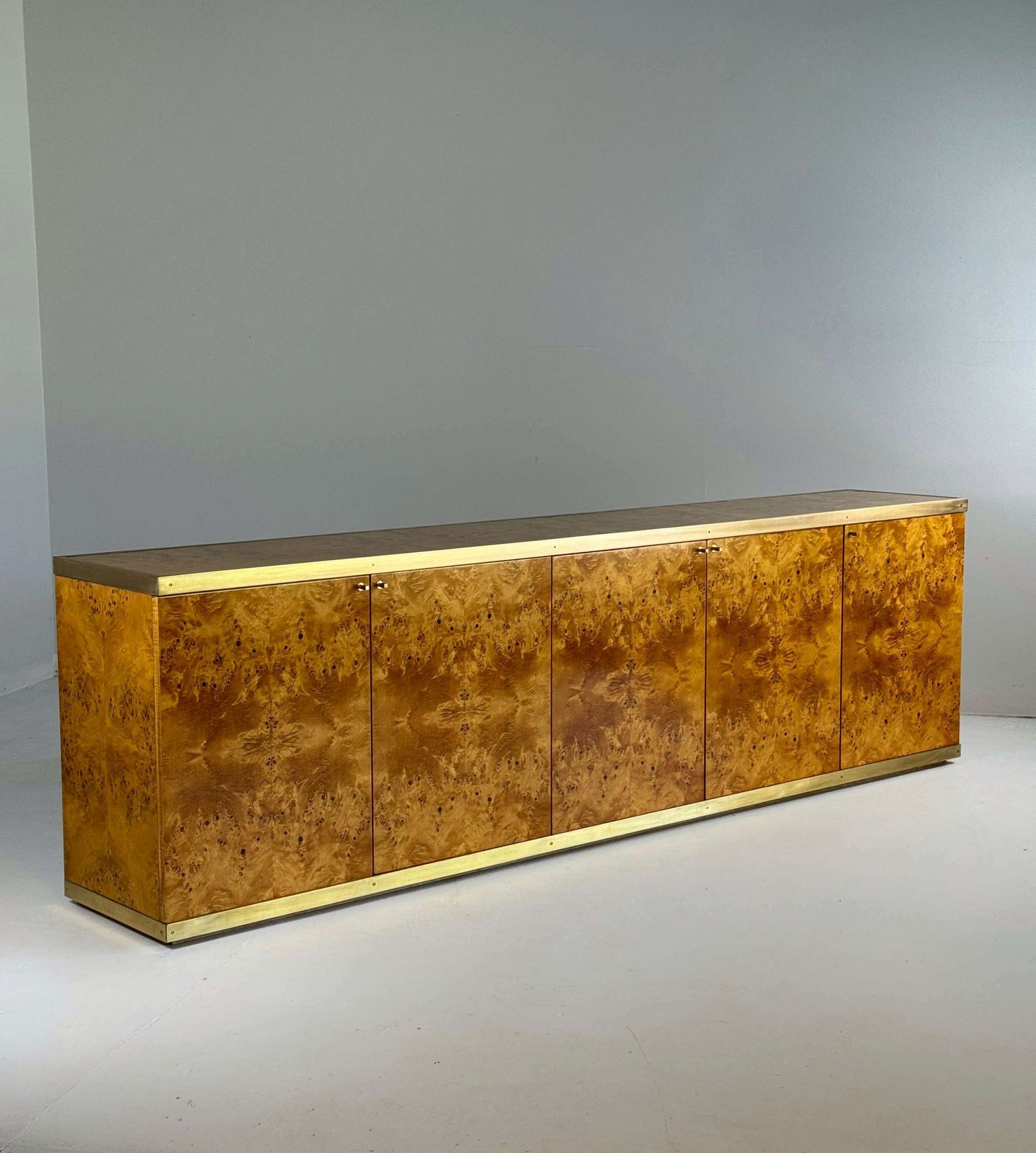 Gelakt Dressoir In Wortelhout En Messing, Jaren 1970 photo furniture