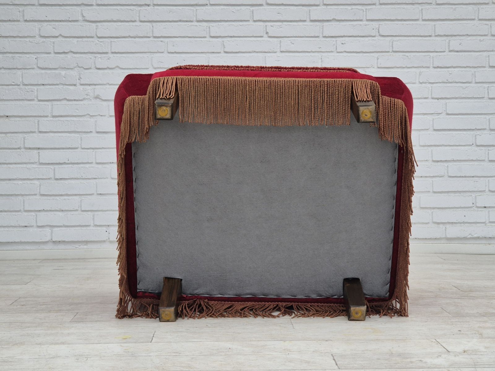 photo for sale Ca. Jaren 1970, Deense Fauteuil Met Hoge Rug, Ongerestaureerde Staat, Rood Meubelvelours.