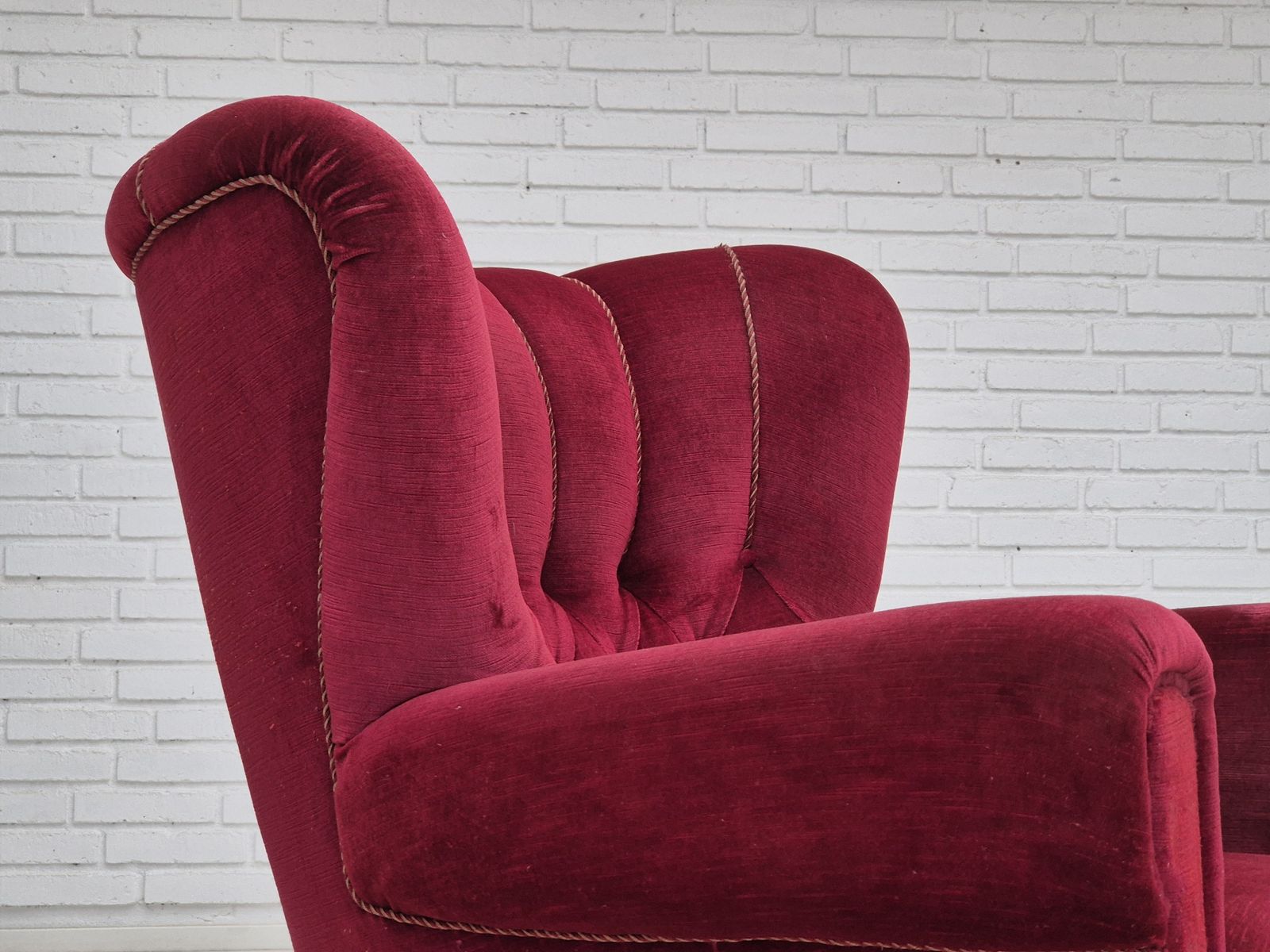 photo vintage 1960s, Danish Relax Armchair, Original Condition, Red Furniture Velour.
