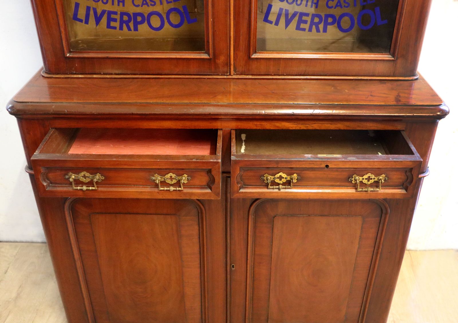 photo vinterior A Fabulous Late Victorian Mahogany Bookcase Cabinet.