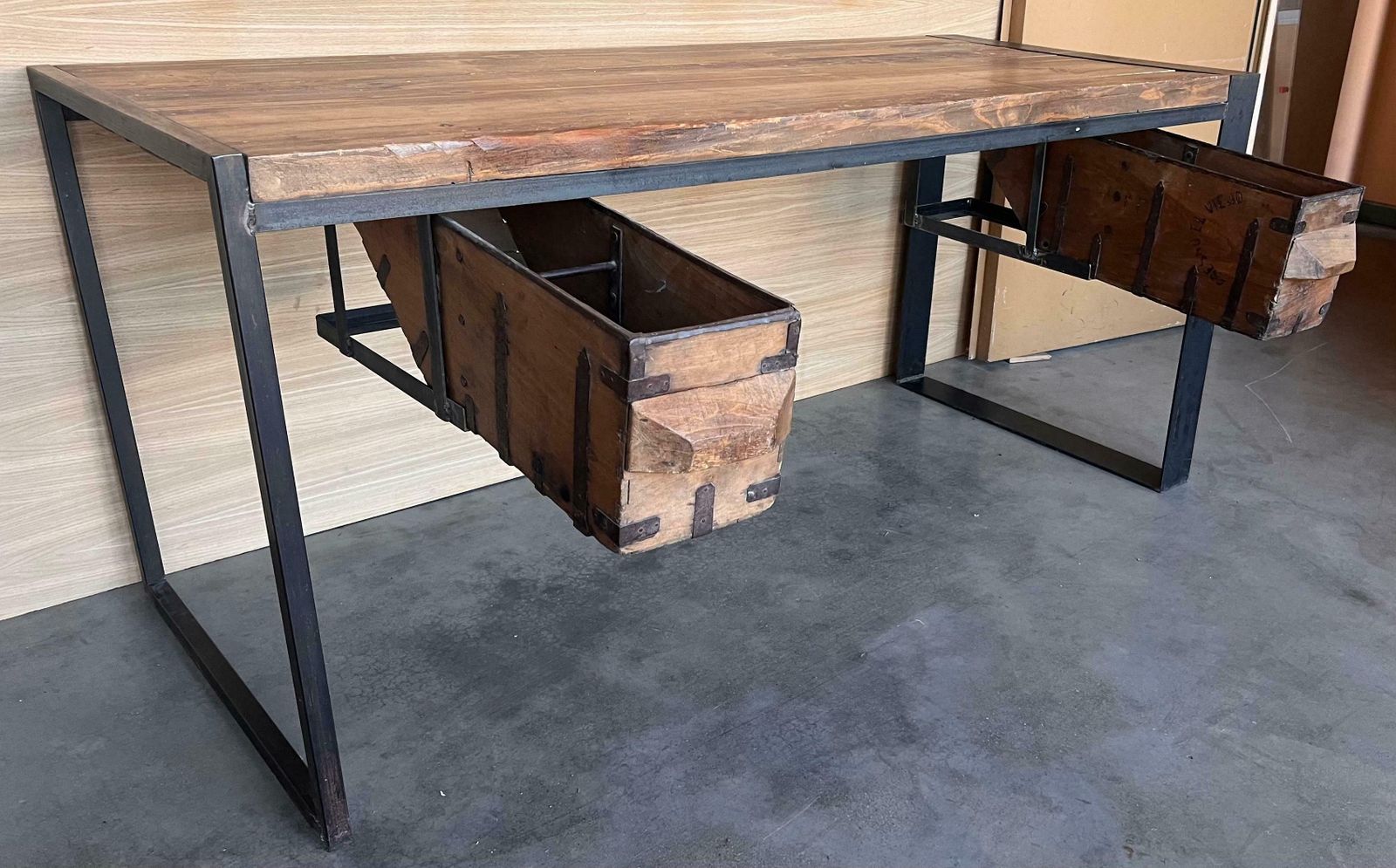 photo vinterior Îlot de cuisine d'époque en chêne, billot de boucher, table de travail industrielle en fonte