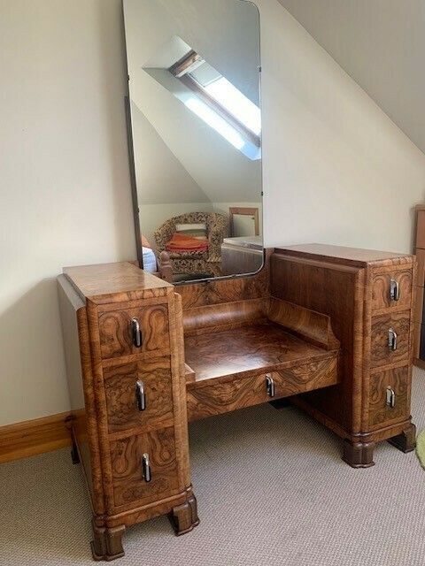 Unusual Walnut Mirrored Unit With Drawers In Excellent Condition. Suitable For A Hallway Or Dressing Room.
