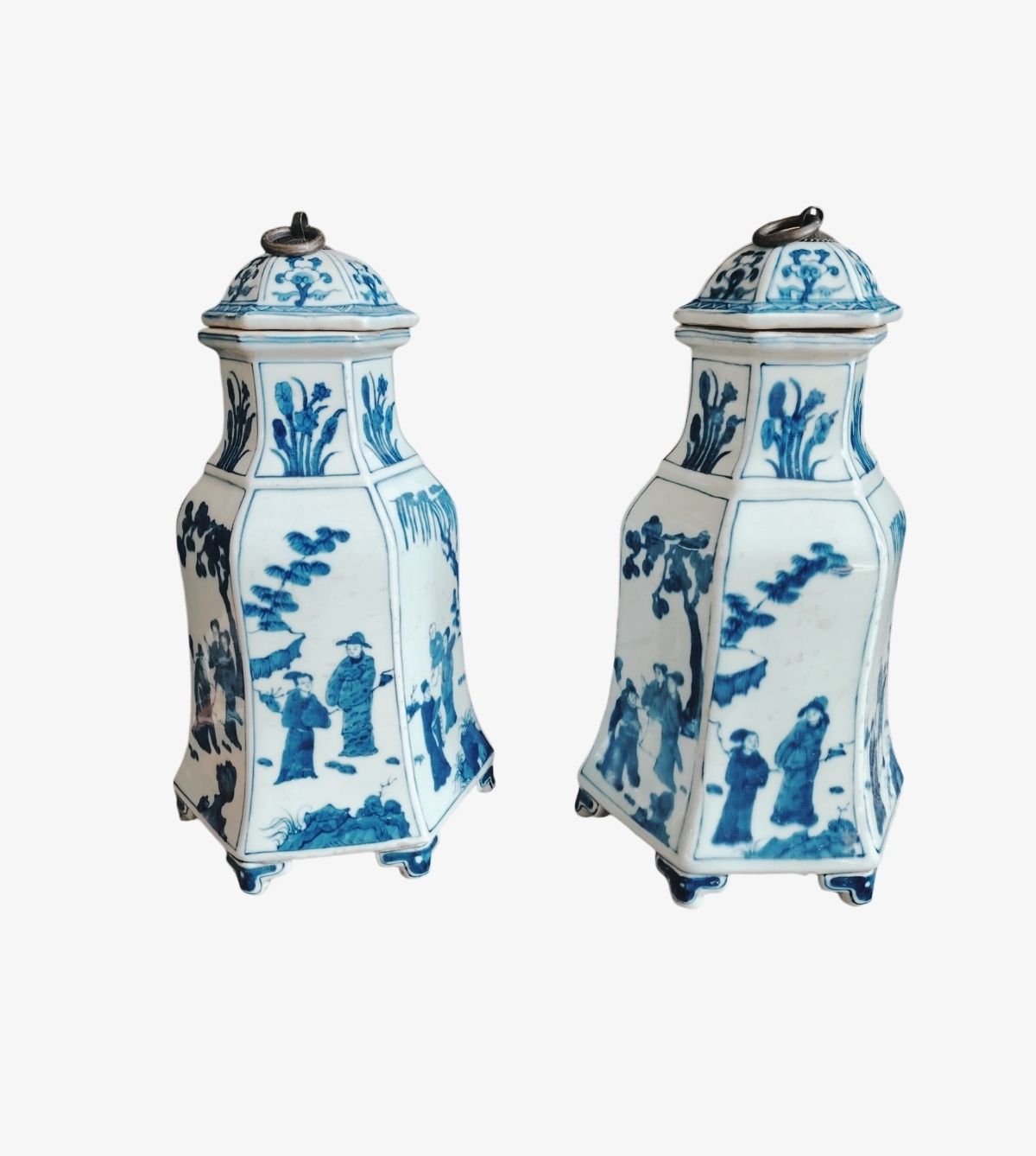 photo furniture A Pair Of Blue & White Chinese Porcelain Hexagonal Mallet Form Lidded Urns Lampe