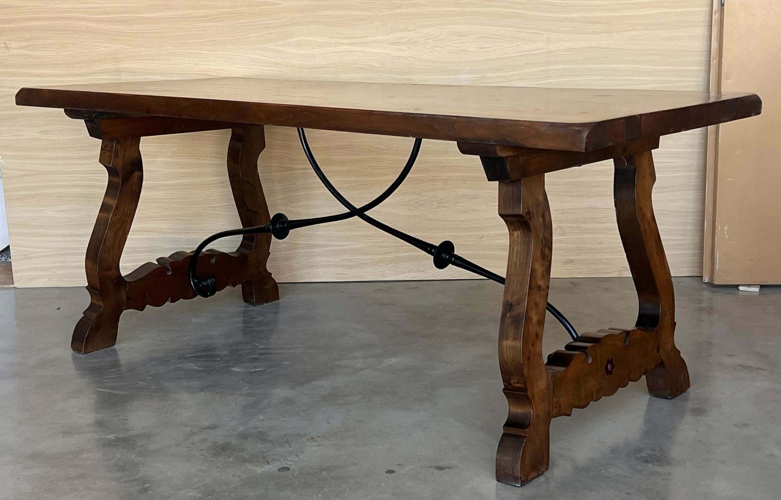 photo furniture Table à manger ou console en noyer à pieds en lyre, Espagne, XIXe siècle