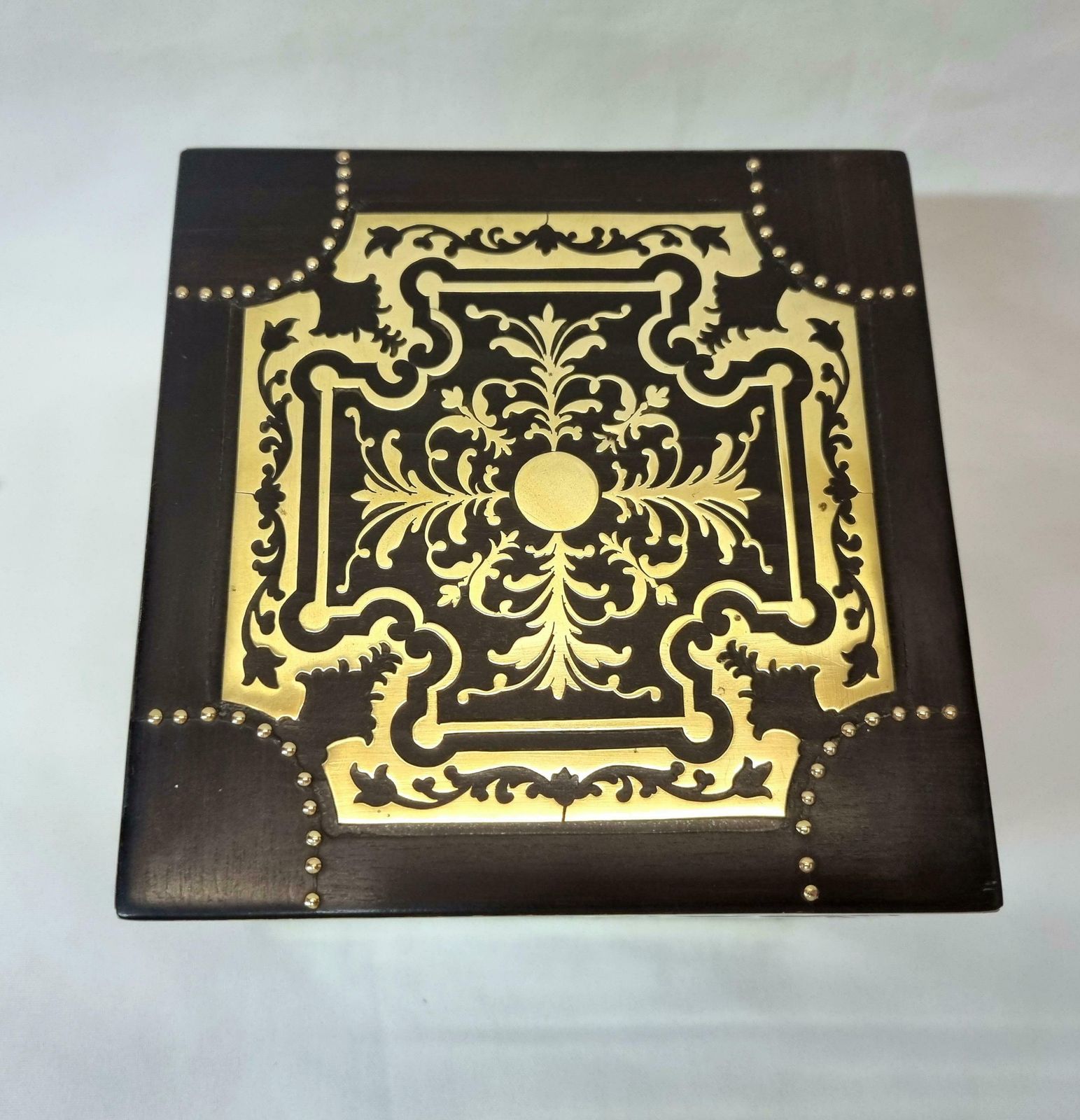 Antique Perfume Casket   An Exceptional 19th Century Ebony And Inlaid Brass Perfume Box With Four Original Bottles In Outstanding Condition. photo Home Decor