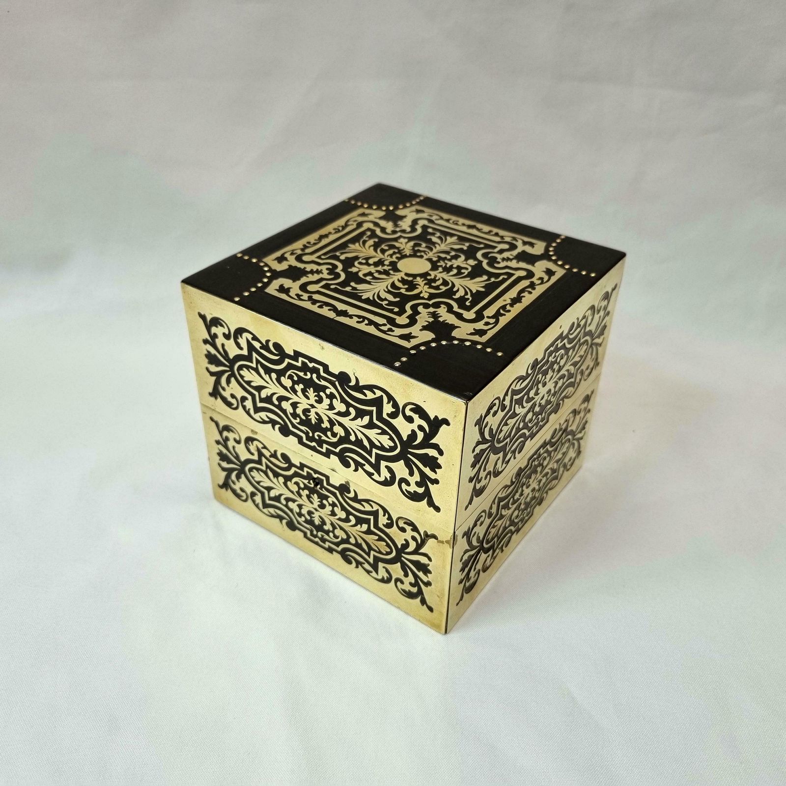 Antique Perfume Casket   An Exceptional 19th Century Ebony And Inlaid Brass Perfume Box With Four Original Bottles In Outstanding Condition. photo vinterior