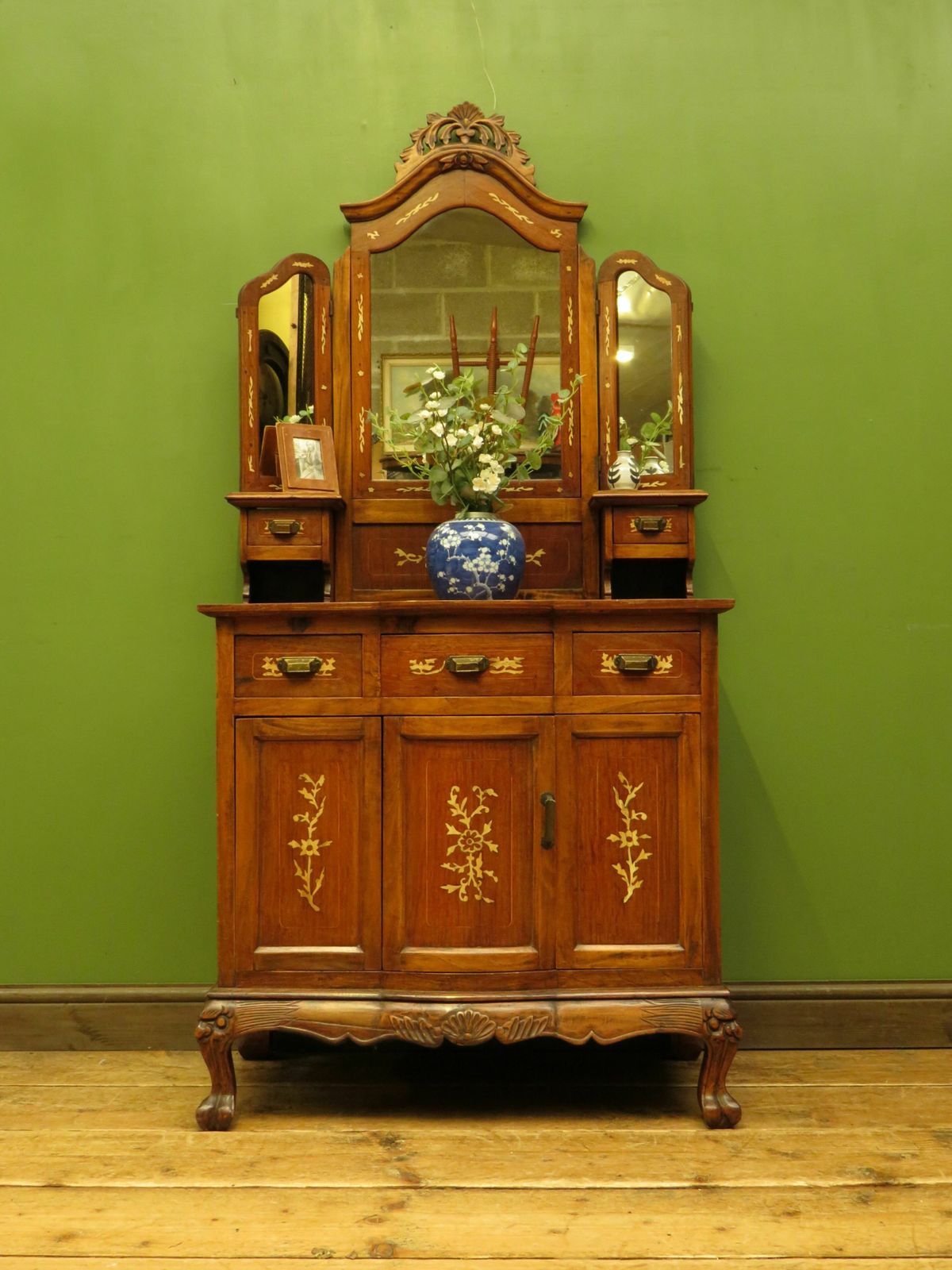 photo vintage Antique Eastern Dressing Table With Bone Inlays
