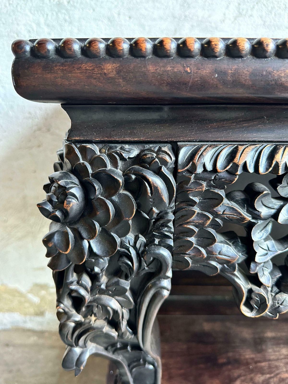 Antiek 19e Eeuws Qing Dynastie Handgesneden Console, Ca. 1860, China. photo for sale