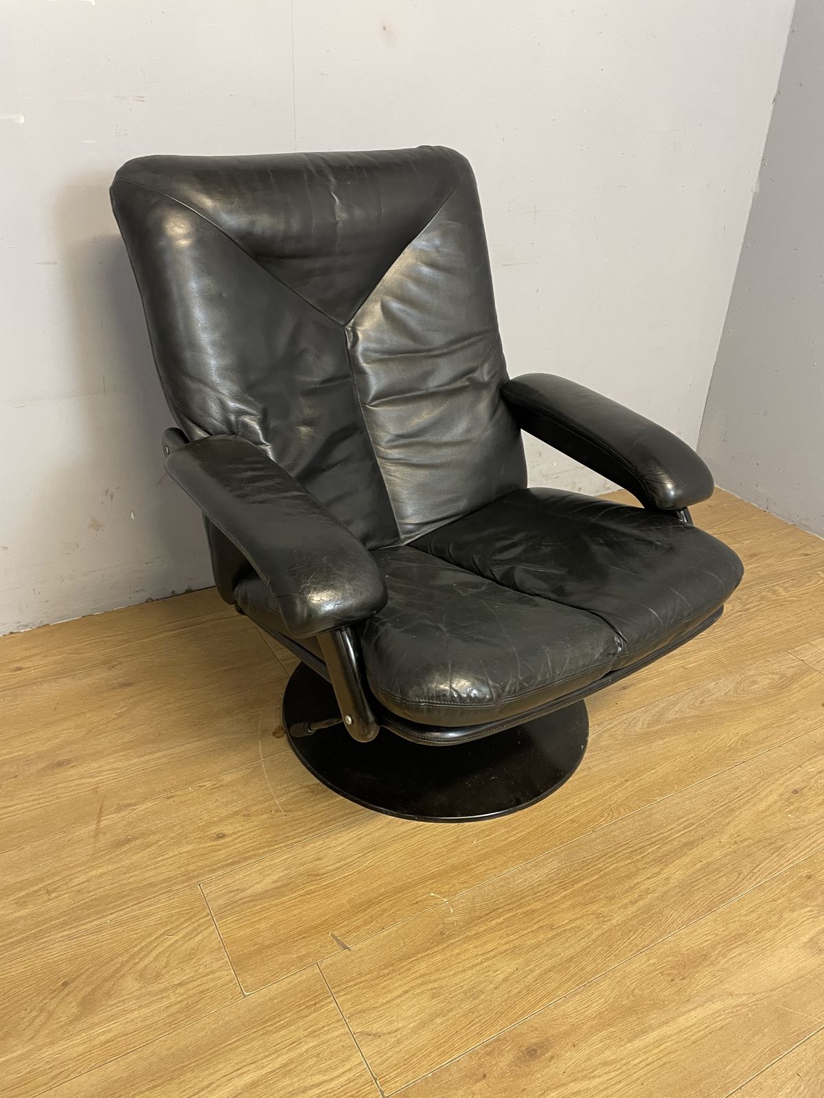 Mid Century Leolux Graphite Leather Swivel Chair photo 575.0