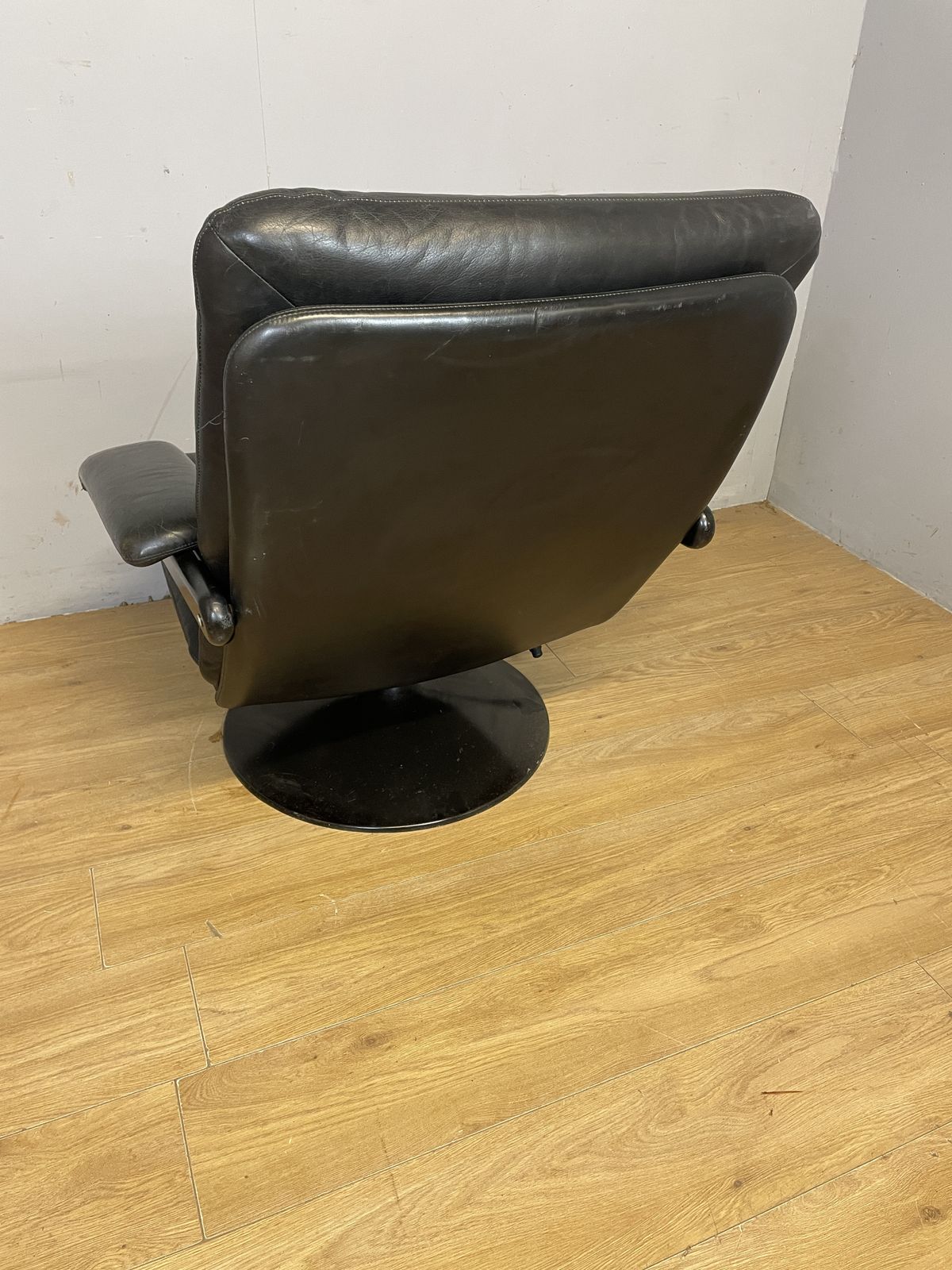 Mid Century Leolux Graphite Leather Swivel Chair photo vintage