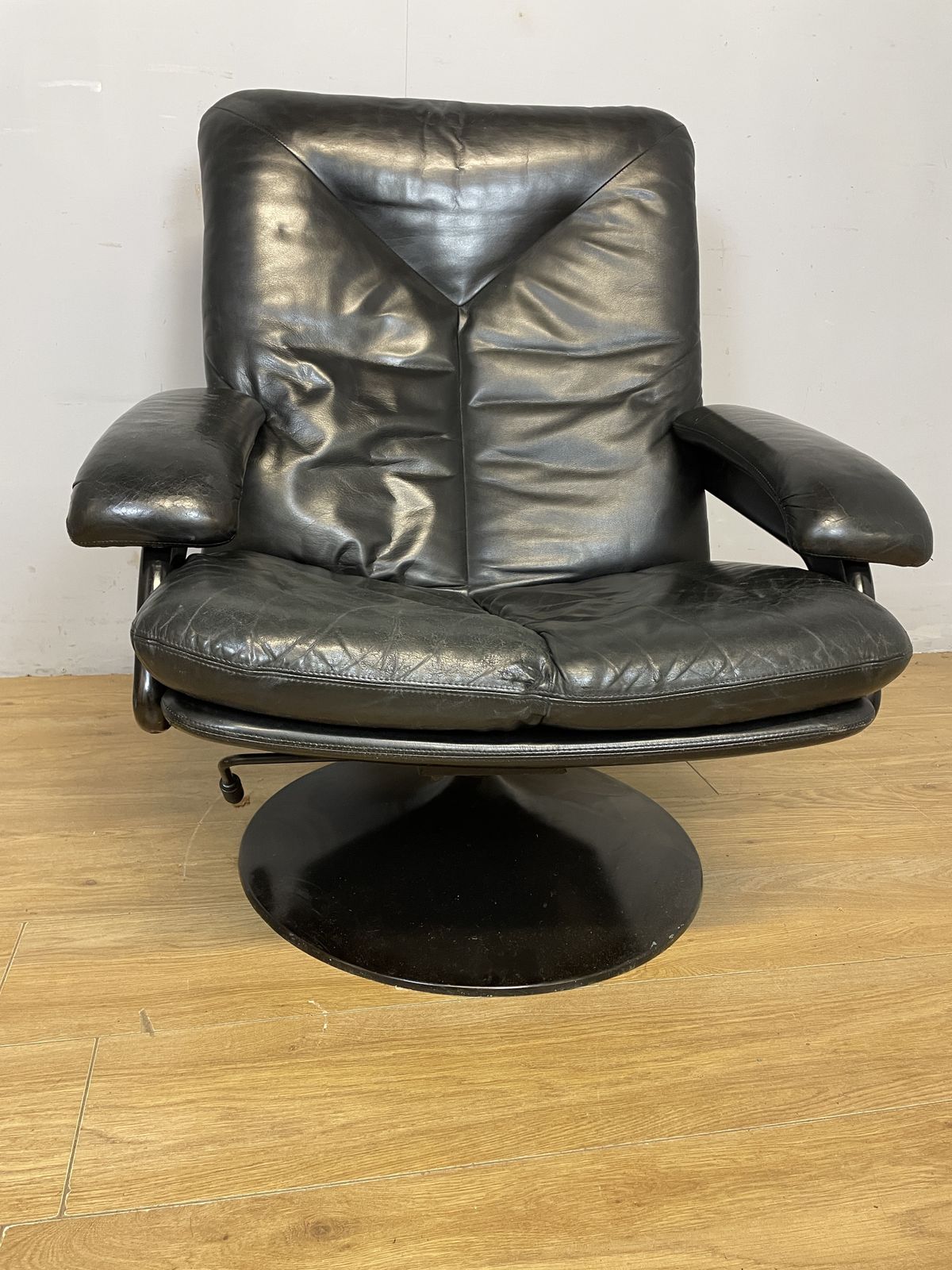 photo for sale Mid Century Leolux Graphite Leather Swivel Chair