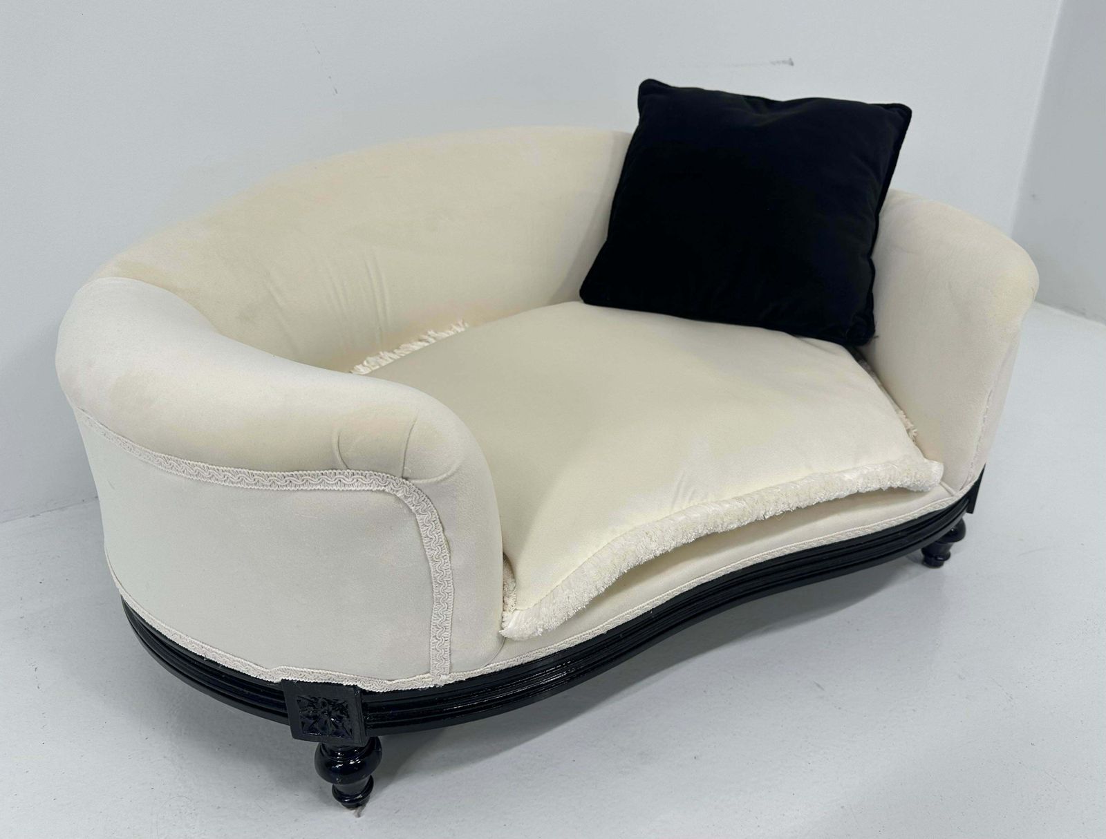 Louis XVI Style Dog Kennel, Black Lacquer And White Velvet photo 1029.0