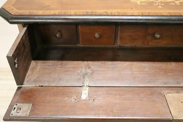 photo vintage Antique Chest Of Drawers In Inlaid Walnut, 17th Century