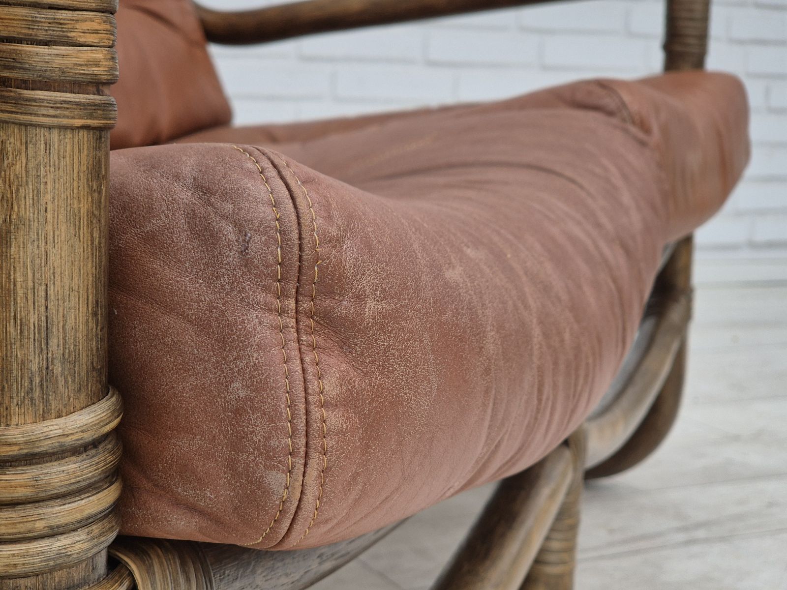 photo vintage 1970s, Scandinavian 2 Seater Sofa, Original Very Good Condition, Bamboo, Leather.