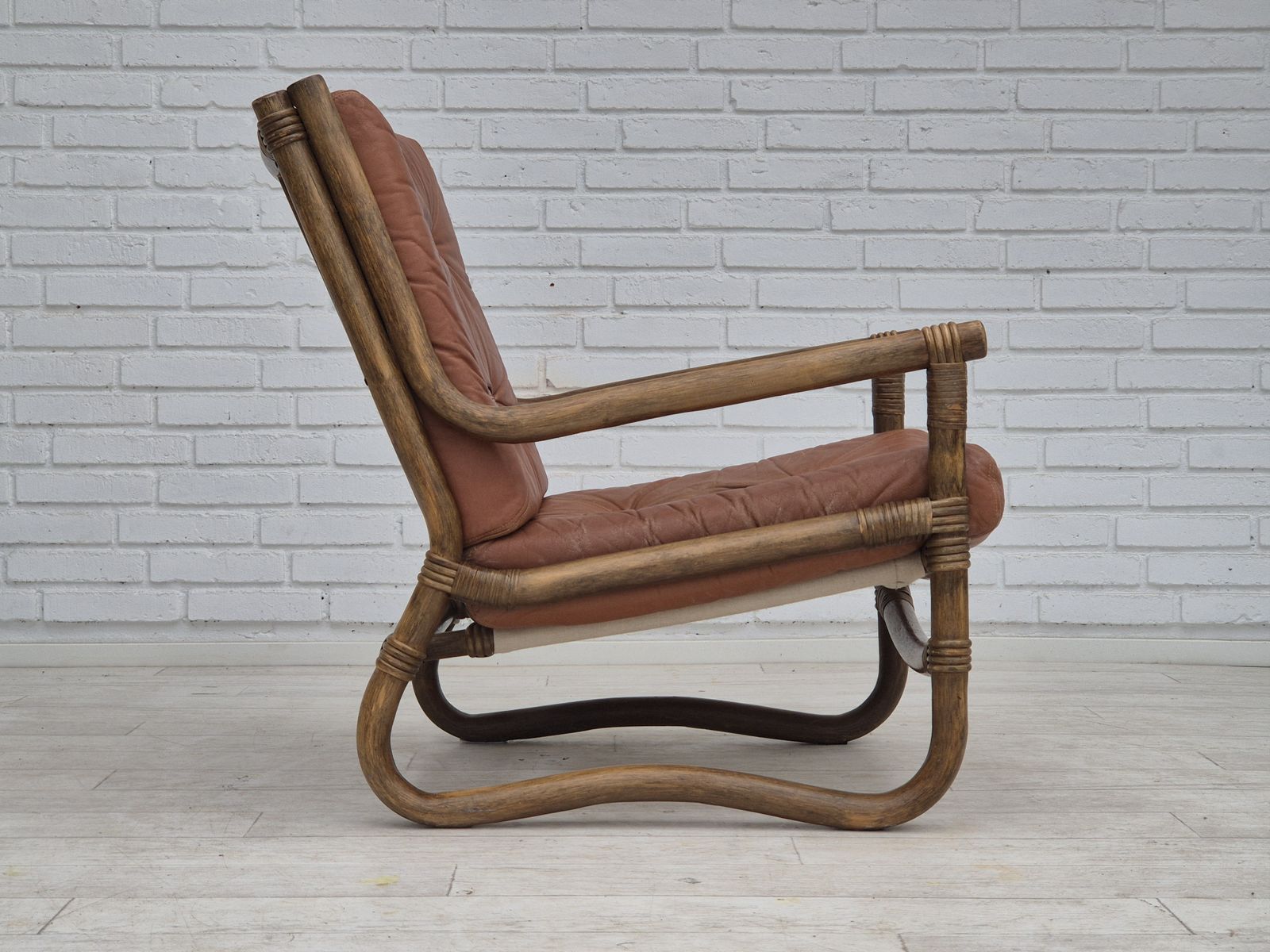 photo for sale Ca. Jaren 1970, Scandinavische Fauteuil, Zeer Goede Staat, Bamboe, Leer.