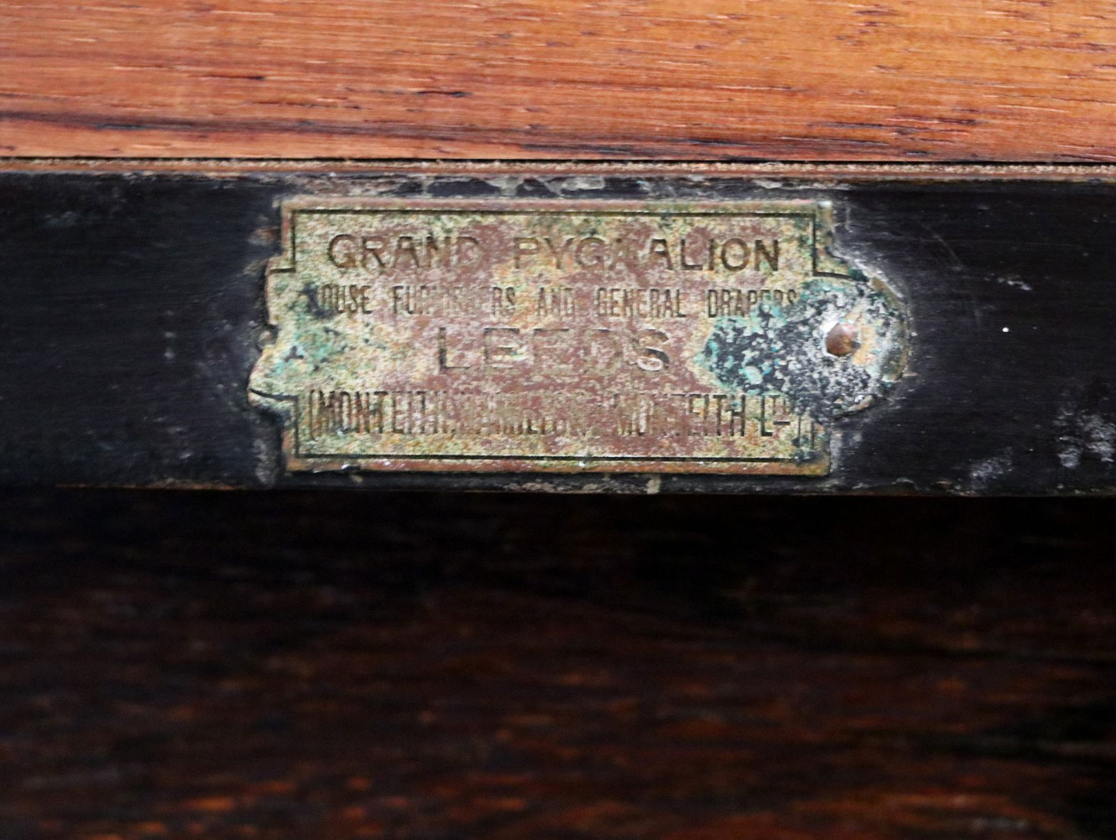 photo vintage A Lovely Early 20th Century Sheraton Revival Hardwood Corner.
