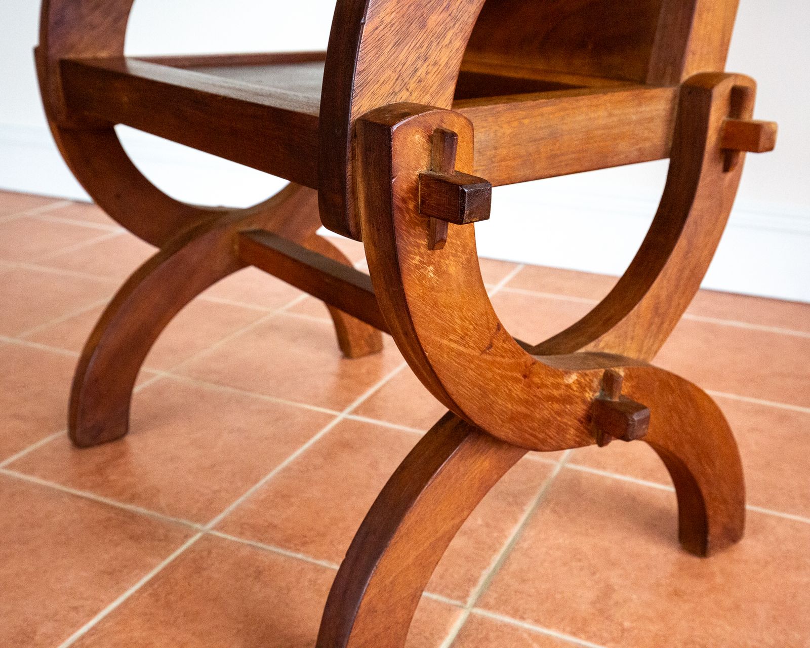 Glastonbury Throne Chair Elm Artisan Sculptural Craftsman Savonarola Curule X Frame Rustic Medieval Hall Chair Regal photo vinterior