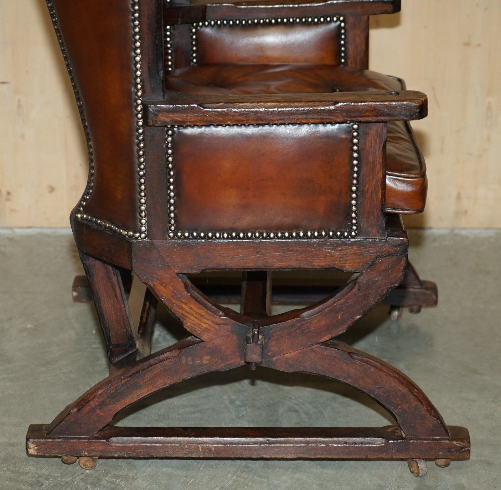 photo vintage Museum Quality Carved Circa 1700 Antique Restored Brown Leather Jessie Armchair