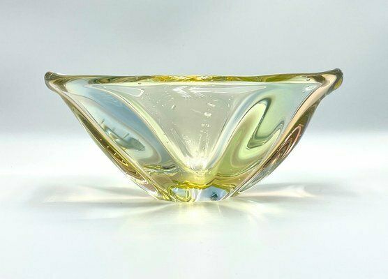 Art Glass Czech Pizzicato Bowl Attributed To Hana Machovska For Mstišov/Moser Karlovarske Glass, 1960s photo vintage