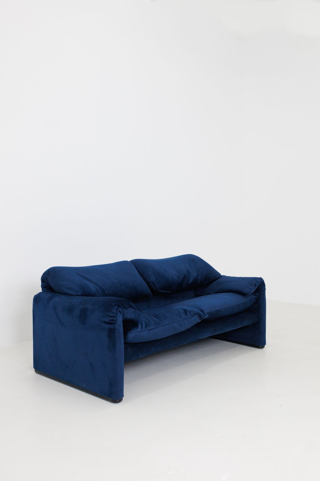 Maralunga Blue Velvet Sofa By Vico Magistretti For Cassina, Italy 70s photo for sale