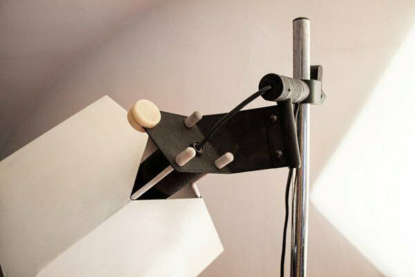 Triedro Vloerlamp In Gelakt En Verchroomd Metaal Van Joe Colombo Voor Stilnovo, Italië, Jaren 1970 photo for sale