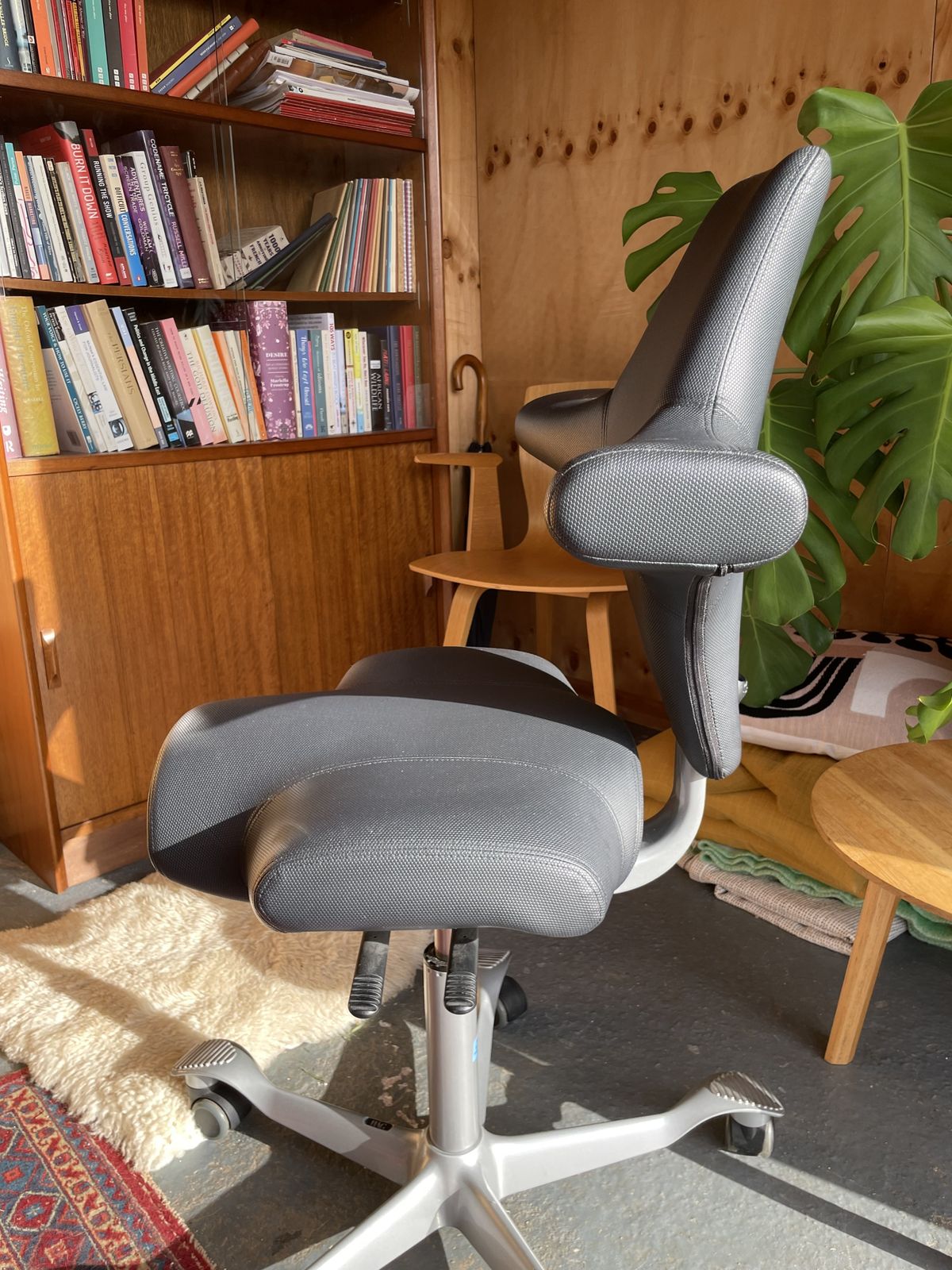 Håg Capisco 8106 Saddle Chair In Grey, Ergonomic, Excellent Condition photo for sale